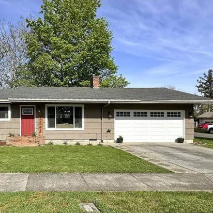 Image 1 - 17741 Northeast Multnomah Drive, Portland, OR 97230, USA - House for sale