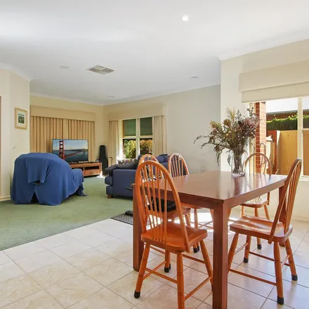 Rent this 3 bed townhouse on Albury High School in Elm Street, Albury NSW 2640