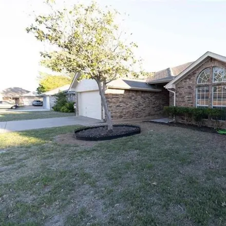 Image 2 - 5304 Spindletree Drive, Wichita Falls, TX 76310, USA - House for sale