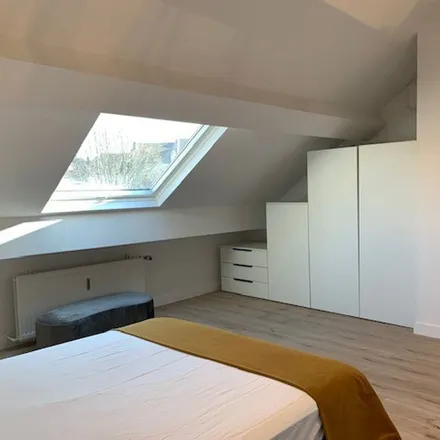 Rent this 3 bed apartment on Rue Peter Benoit - Peter Benoitstraat 21 in 1040 Etterbeek, Belgium