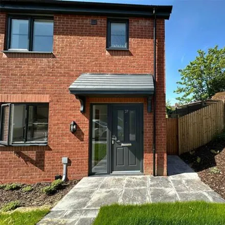 Rent this 3 bed duplex on The Woodlands in Warley Salop, B68 9BA