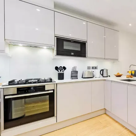 Rent this 3 bed apartment on 6 Middleton Place in East Marylebone, London
