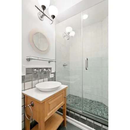 Image 7 - 240 East 47th Street, New York, NY 10017, USA - Apartment for rent