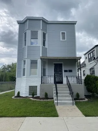 Buy this 6 bed house on 10560 South Lafayette Avenue in Chicago, IL 60628