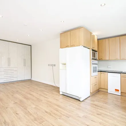 Image 4 - Queens Way, London, NW4 2TN, United Kingdom - Apartment for rent