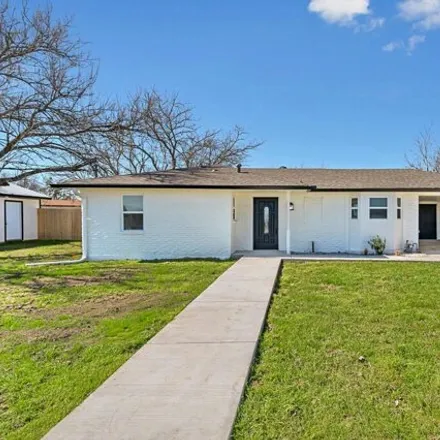 Buy this 3 bed house on 617 East Oak Street in West, McLennan County