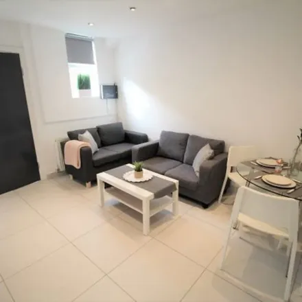 Rent this 3 bed apartment on Clarendon Road in Leeds, LS2 9DE