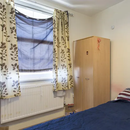 Rent this 5 bed room on 21 Braybrook Street in London, W12 0AR
