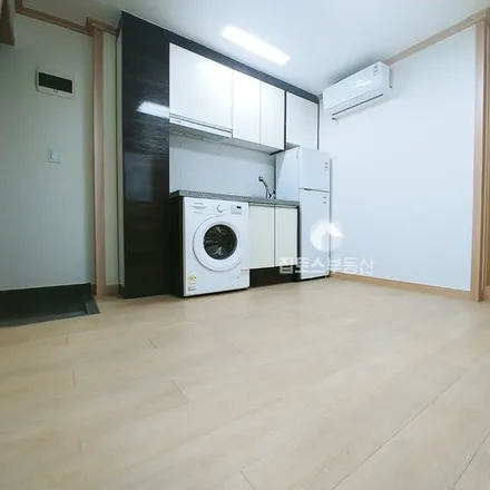 Rent this studio apartment on 서울특별시 관악구 신림동 1432-103