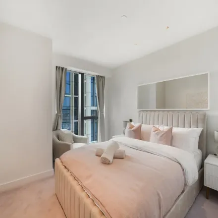 Image 2 - LASSCO, 30 Wandsworth Road, Nine Elms, London, SW8 2LG, United Kingdom - Apartment for rent