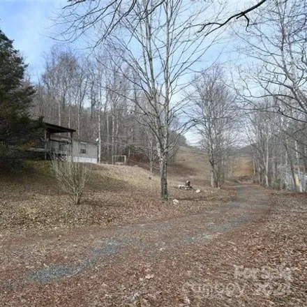 Buy this studio apartment on Licklog Road in Plumtree, Avery County