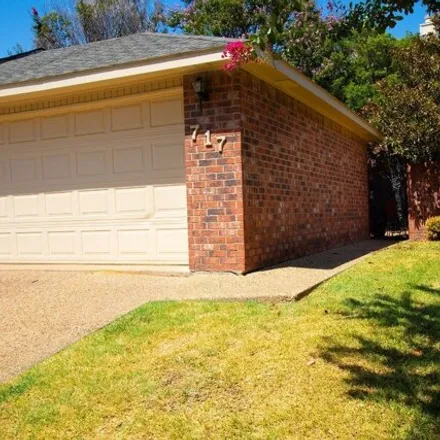 Image 2 - 716 Pebblebeach Drive, Garland, TX 75043, USA - House for sale