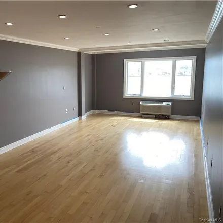 Image 6 - 600 Clarence Avenue, New York, NY 10465, USA - Condo for sale