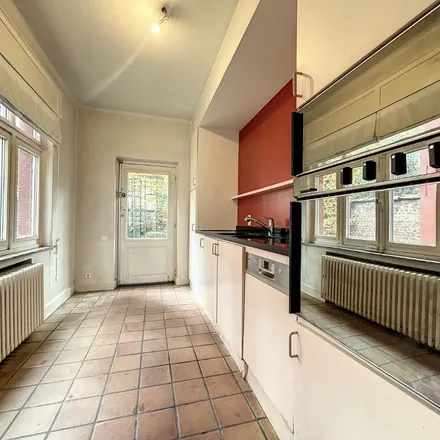 Rent this 6 bed apartment on Rue du Châtelain - Kasteleinsstraat 20 in 1050 Ixelles - Elsene, Belgium