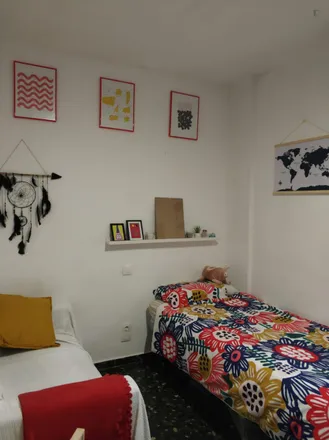 Rent this 6 bed room on Neural in Carrer de Guillem de Castro, 46008 Valencia