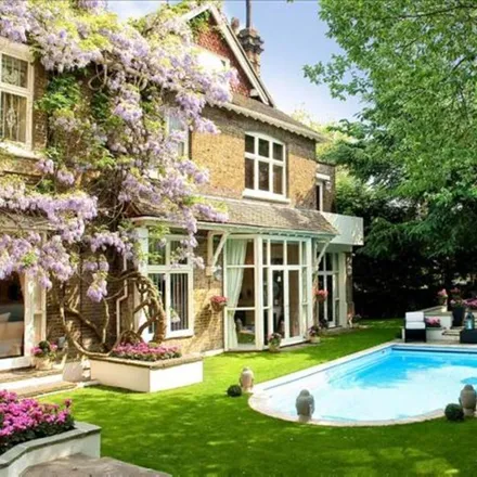 Rent this 12 bed house on 71 Frognal in London, NW3 6XD
