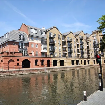 Rent this 3 bed apartment on Riverside House in Simmonds Street, Reading