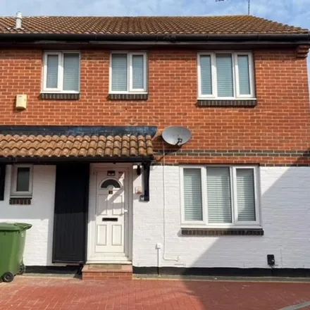 Rent this 3 bed house on Crossway in London, SE28 8LS