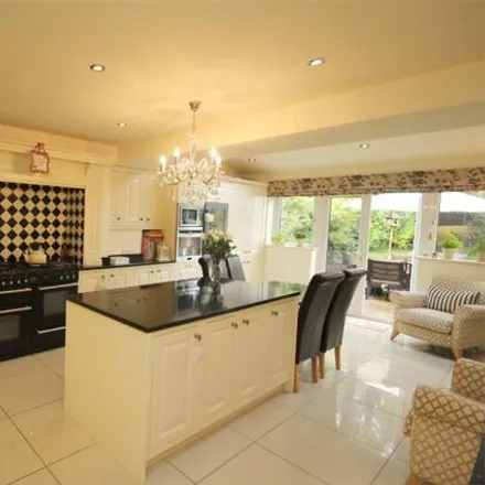 Image 2 - 18 Davenport Road, Heswall, CH60 9LF, United Kingdom - House for sale