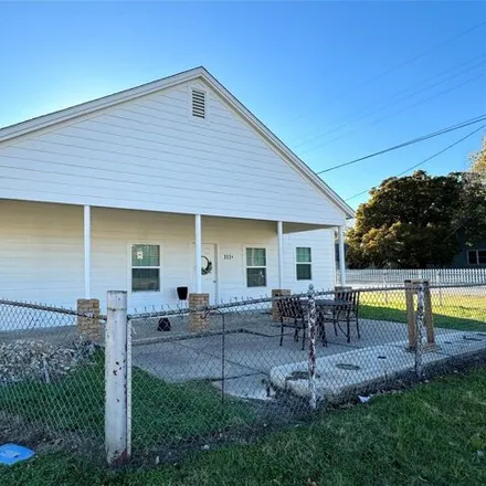 Buy this studio house on 215 West Franklin Street in Alvord, TX 76225