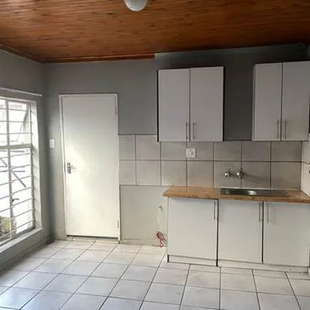Image 4 - Lawn Street, Rosettenville, Johannesburg, 2001, South Africa - Apartment for rent