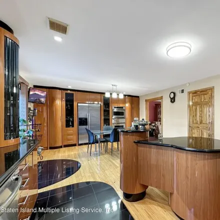 Image 9 - 7 Weaver Street, New York, NY 10312, USA - House for sale