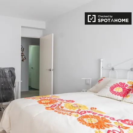Rent this 4 bed room on Calle de Avelino Montero Ríos in 33, 28039 Madrid