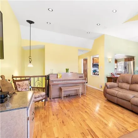 Image 4 - 867 Sinclair Avenue, New York, NY 10309, USA - House for sale