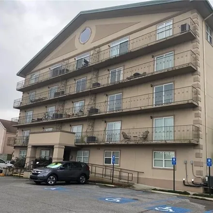 Rent this 3 bed condo on 3456 Cleary Avenue in Metairie, LA 70002