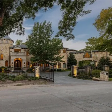 Image 2 - 14993 Lake Forest Drive, Addison, TX 75254, USA - House for sale