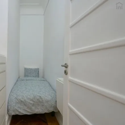 Rent this 16 bed room on Rua Sampaio e Pina