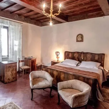 Rent this 3 bed duplex on 53017 Radda in Chianti SI