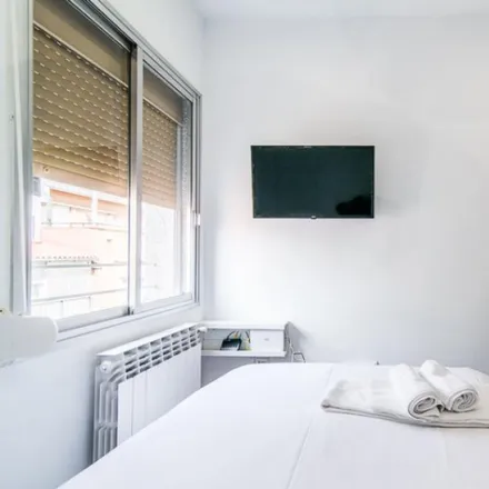 Rent this 4 bed room on Madrid in Calle de Dolores, 4