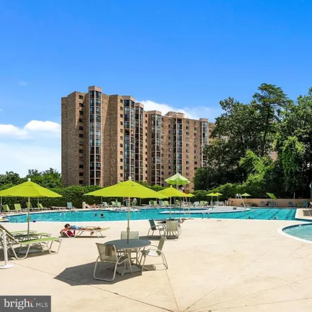 Image 2 - 5900 Mount Eagle Drive, Huntington, VA 22303, USA - Condo for sale