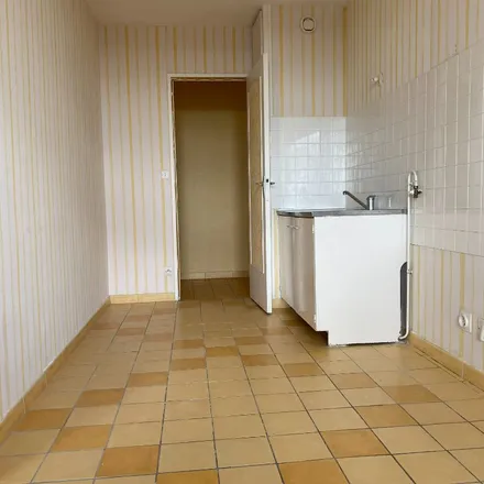 Rent this 4 bed apartment on 6 Rue Jean d'Ormesson in 45400 Fleury-les-Aubrais, France