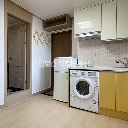 Rent this studio apartment on 서울특별시 관악구 봉천동 896-14