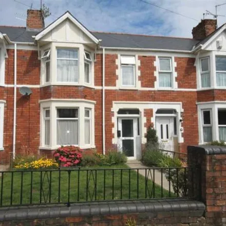 Rent this 3 bed townhouse on Fairwater Avenue in Cardiff, CF5 3AR