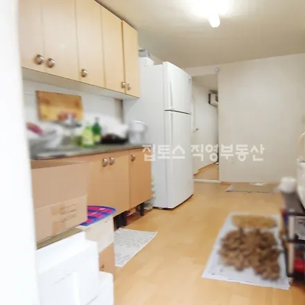 Rent this 2 bed apartment on 서울특별시 송파구 방이동 93-18