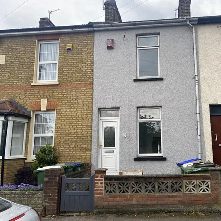 Rent this 3 bed townhouse on Crescent Road in London, DA8 2AU