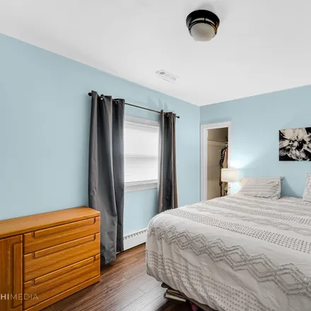 Image 8 - 10501 South Whipple Street, Chicago, IL 60655, USA - House for sale