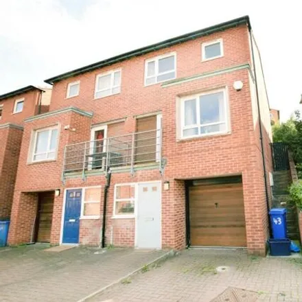 Image 1 - Park Grange Mount, Sheffield, S2 3SQ, United Kingdom - Duplex for rent