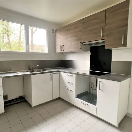 Rent this 3 bed apartment on 3 Domaine de Vaularon in 91440 Bures-sur-Yvette, France