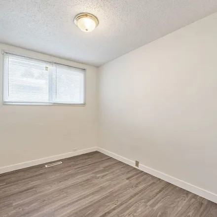 Image 4 - 39 Street NW, Calgary, AB T3A 0H7, Canada - Apartment for rent