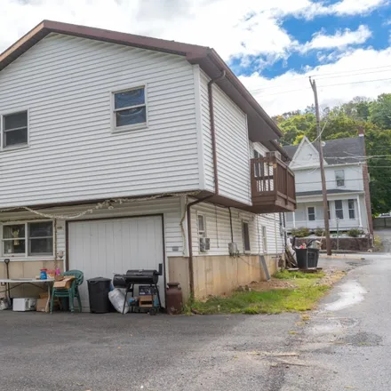 Image 2 - 672 West Franklin Street, Slatington, Lehigh County, PA 18080, USA - Duplex for sale