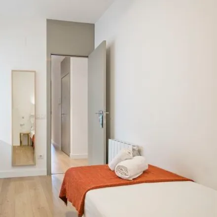 Image 2 - Carrer de Balmes, 45, 47, 08001 Barcelona, Spain - Room for rent