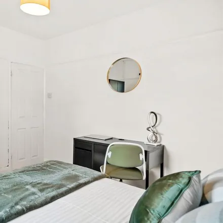 Image 4 - Fairfield Drive, London, UB6 7AX, United Kingdom - Room for rent