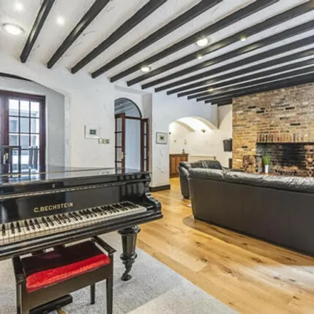 Rent this 3 bed room on 15 Petersham Mews in London, SW7 5NP