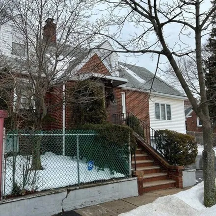 Rent this studio house on 58 Hunting Street in Linden, Malden