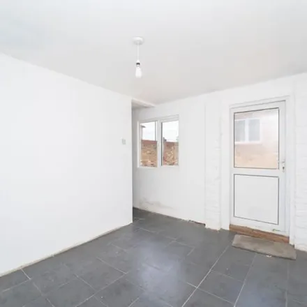 Image 3 - Hadrian Way, Stanwell, TW19 7HE, United Kingdom - Duplex for rent