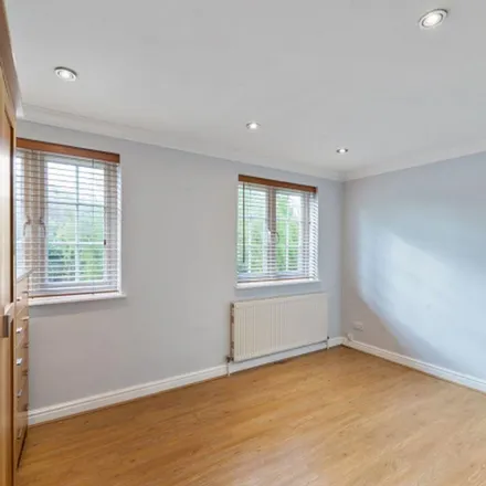 Image 7 - 123 Brading Crescent, London, E11 3RU, United Kingdom - Townhouse for rent